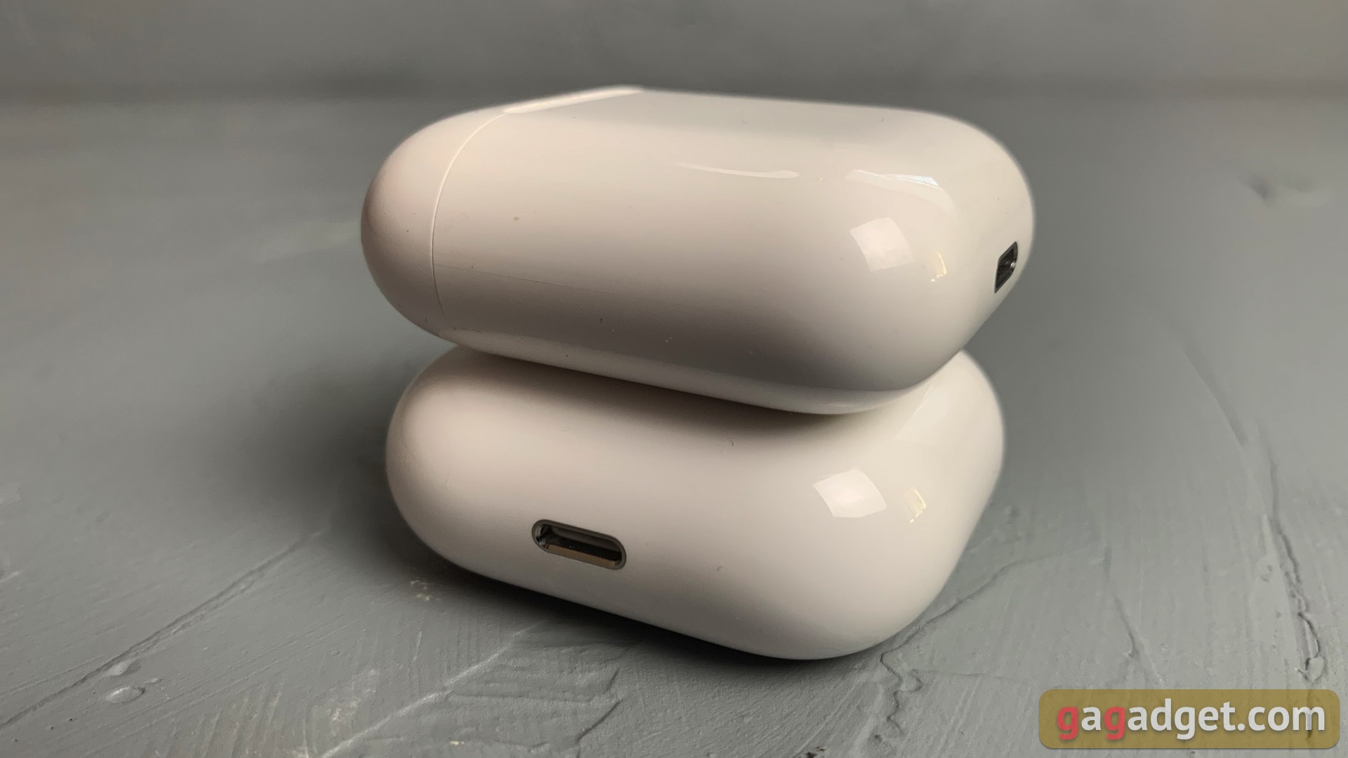 Из чего состоит кейс airpods